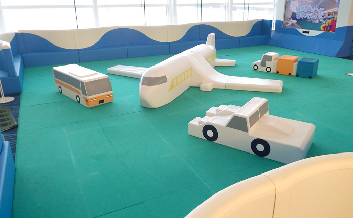 空港のキッズコーナーに置かれた飛行機や車の遊具