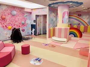 空港のキッズスペースの遊具と装飾