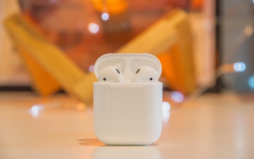 白いワイヤレスイヤホンの充電ケース