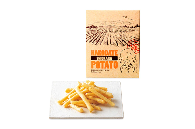 函館産の細切りポテトスナックの箱と、皿に盛ったスナック