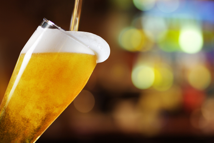 グラスに注がれたビール