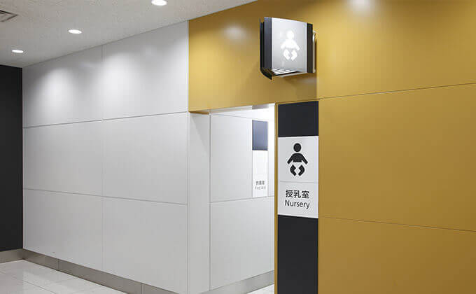 空港の授乳室の入口