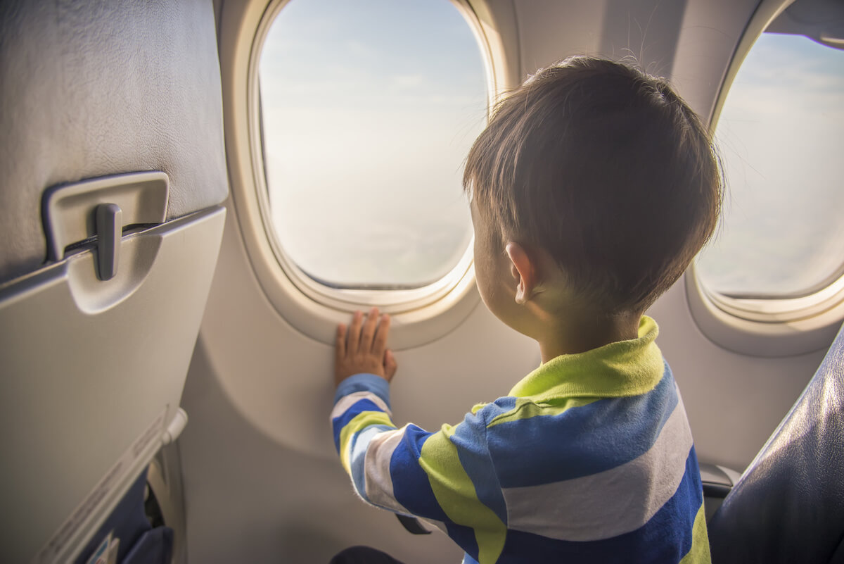 機窓から外をながめる男の子