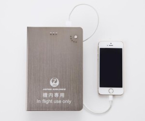 機内専用と書かれたモバイルバッテリーとスマートフォンを並べた写真