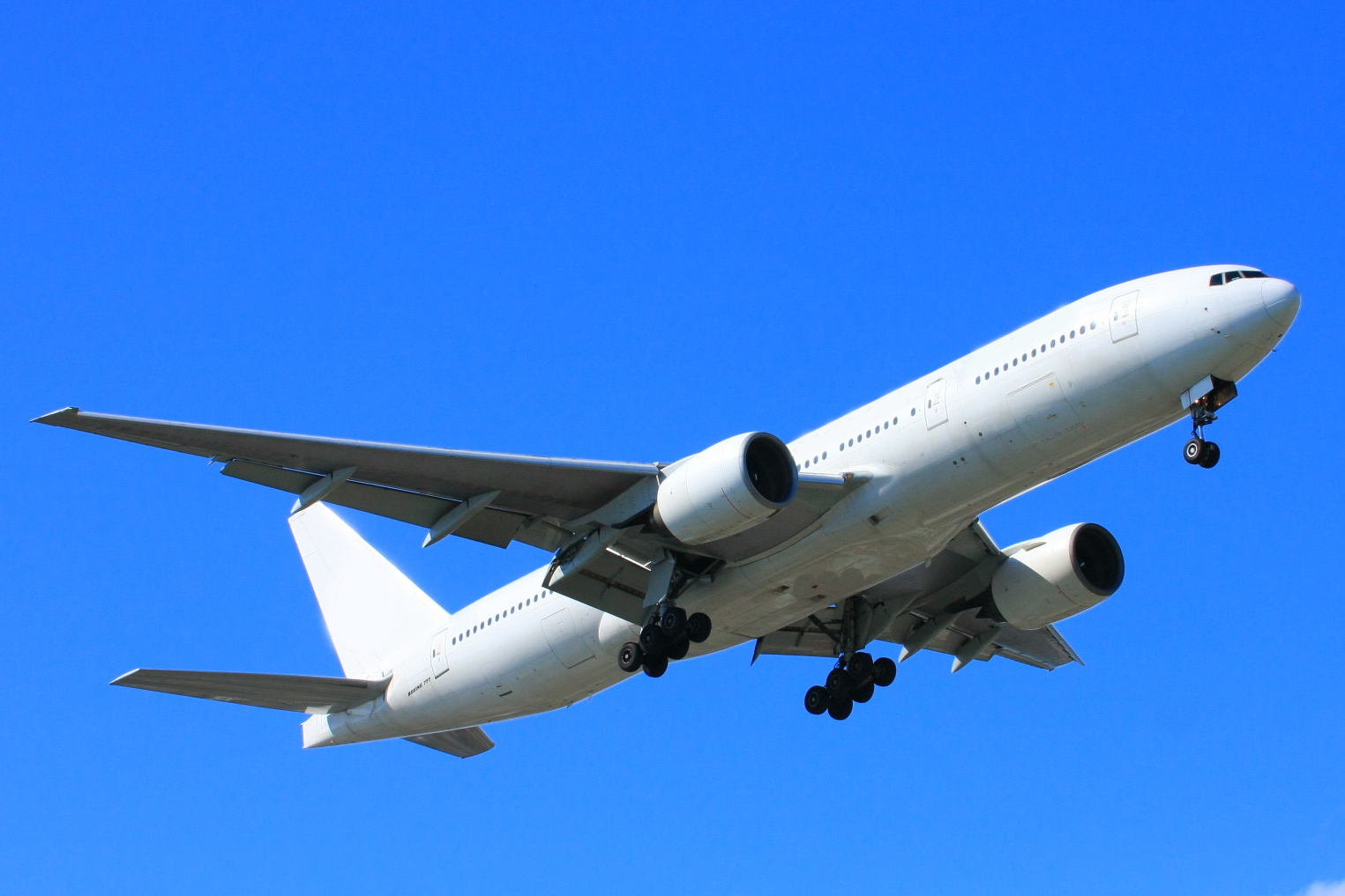 青空を上昇する旅客機