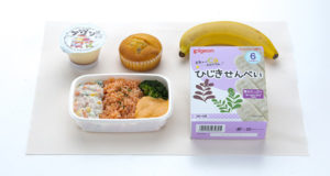 離乳食のトレーとバナナとひじきせんべいを並べた写真