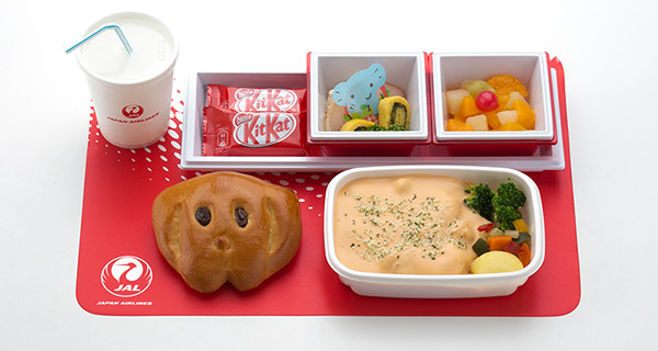 JALの子ども向け機内食のトレー。パンとお菓子とジュース