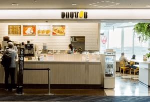 空港のドトールコーヒーの店頭