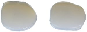 粘土のように変形する乳白色の耳栓2個