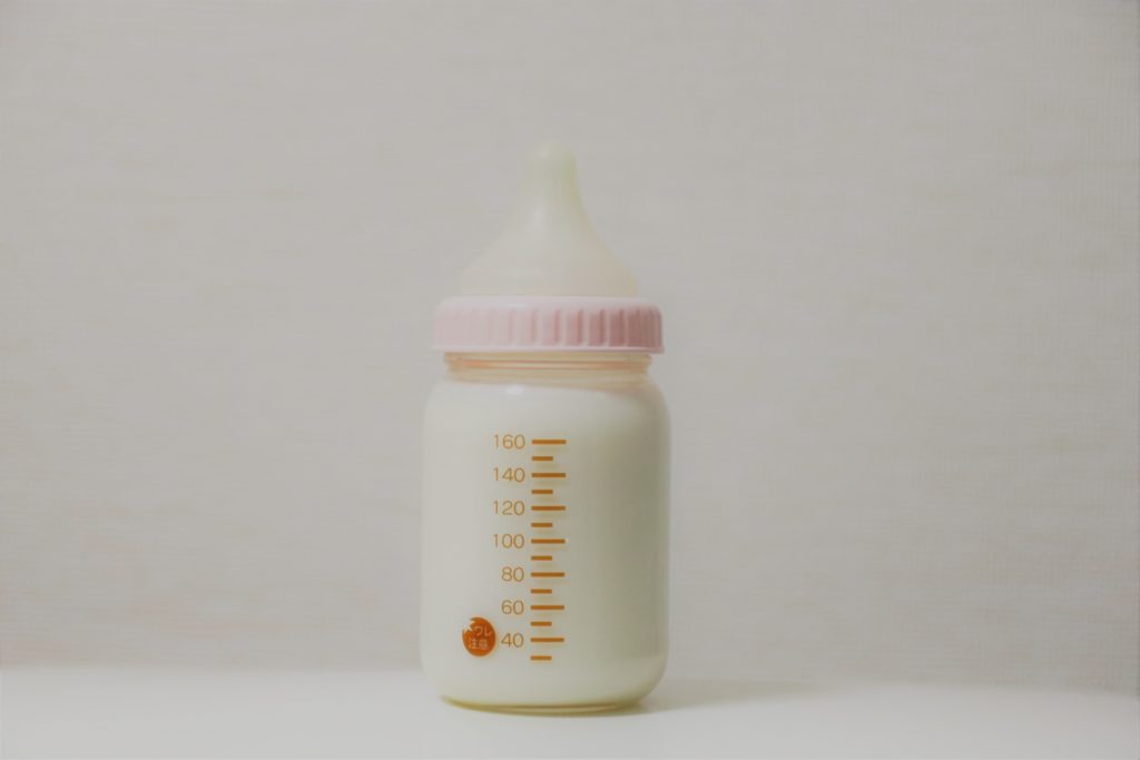 ミルクを入れた哺乳瓶