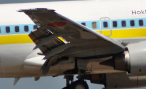 駐機中の旅客機の主翼とエンジン