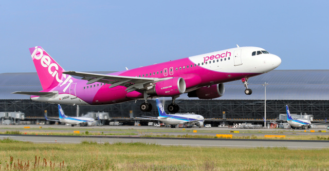 離陸するPeachの旅客機