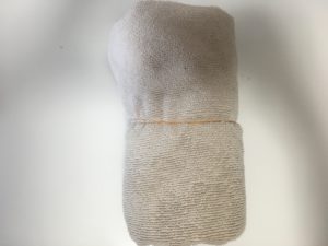 瓶を布で包んで輪ゴムで留めたところ