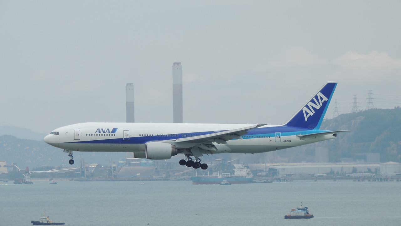 着陸に近づくANAの旅客機