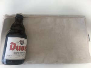 瓶ビール1本と、包むための布製ポーチを並べた写真