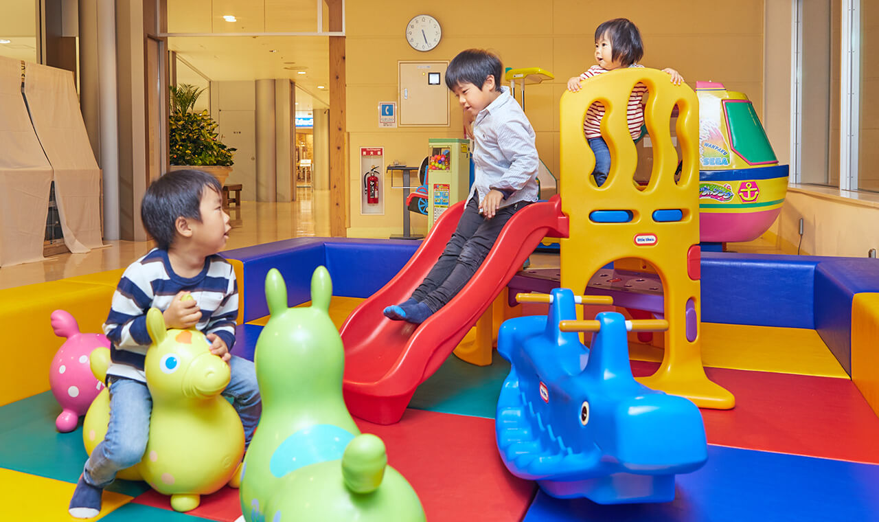 空港のキッズコーナーの滑り台と乗り物の遊具