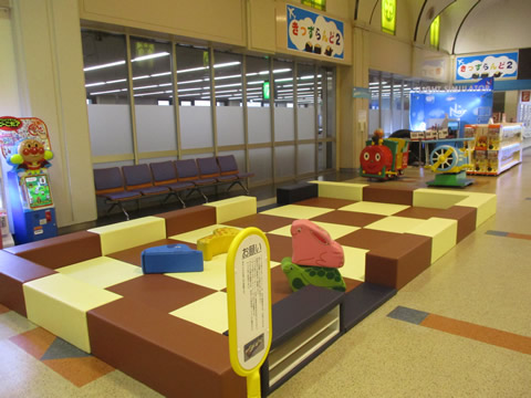 空港のキッズコーナーの遊具スペース