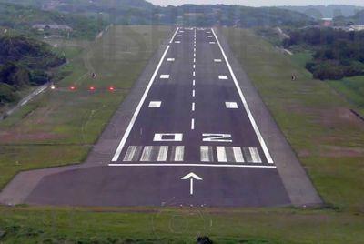 上空から見た滑走路の末端と02の数字