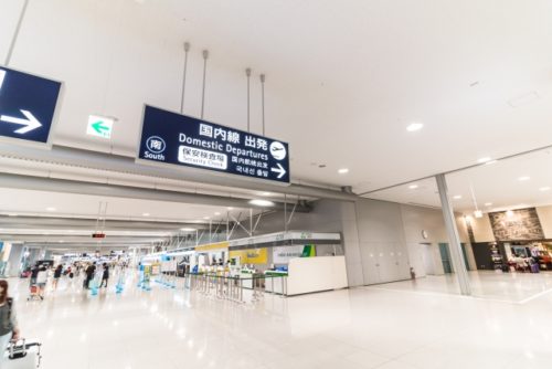 国内線出発の案内標識がある空港の通路