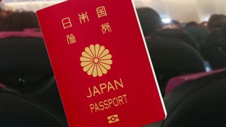 機内の座席の背にある日本のパスポート