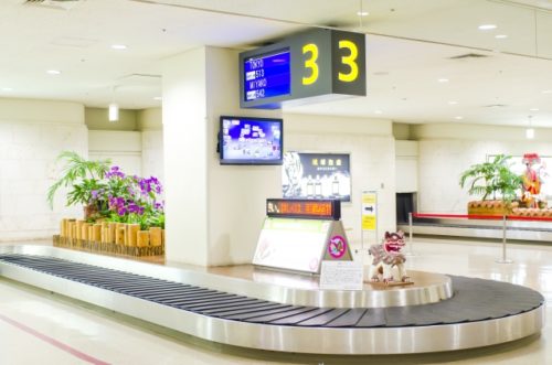 33番の手荷物受取所のターンテーブルと花の装飾