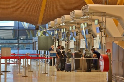曲線の天井が特徴的な空港のチェックインカウンター