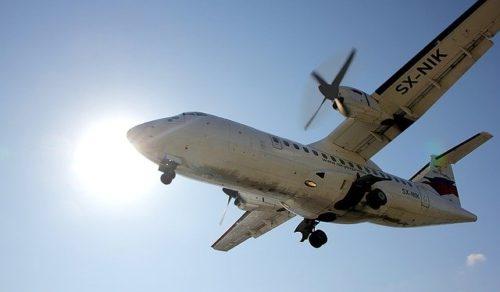 太陽を背にして飛ぶプロペラ機