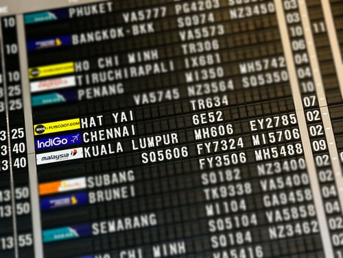 行き先と便名が並ぶ空港の発着案内表示板