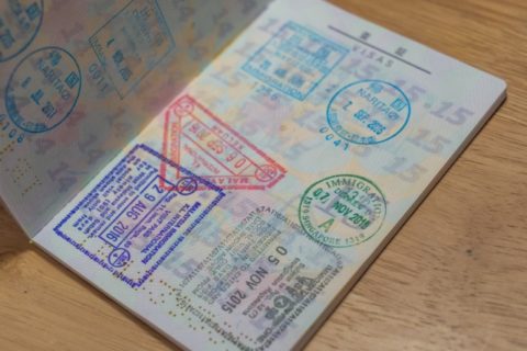 入国スタンプが押されたパスポートの見開き