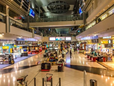 免税店が並ぶ空港の広い通路