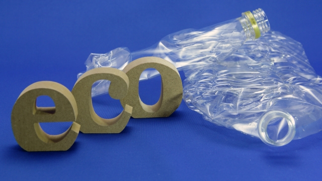 ecoの文字の横に置かれた空のペットボトル