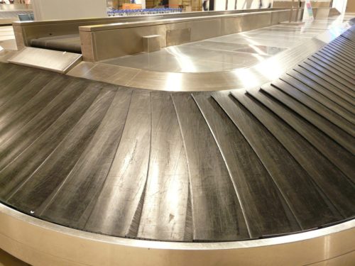 空港の手荷物受取所の空のベルトコンベア