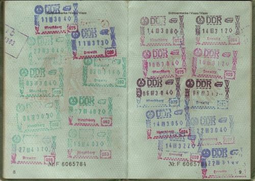 入国スタンプがたくさん押されたパスポートの見開き