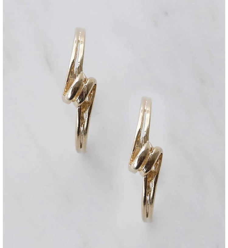 金色のリング型ピアス2個