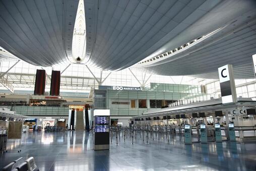 曲線の天井が特徴的な空港の出発フロア
