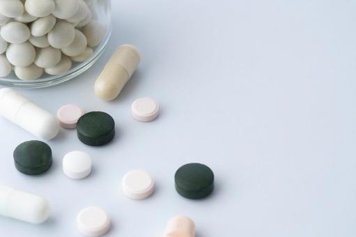 サプリメントの錠剤とカプセルを並べた写真