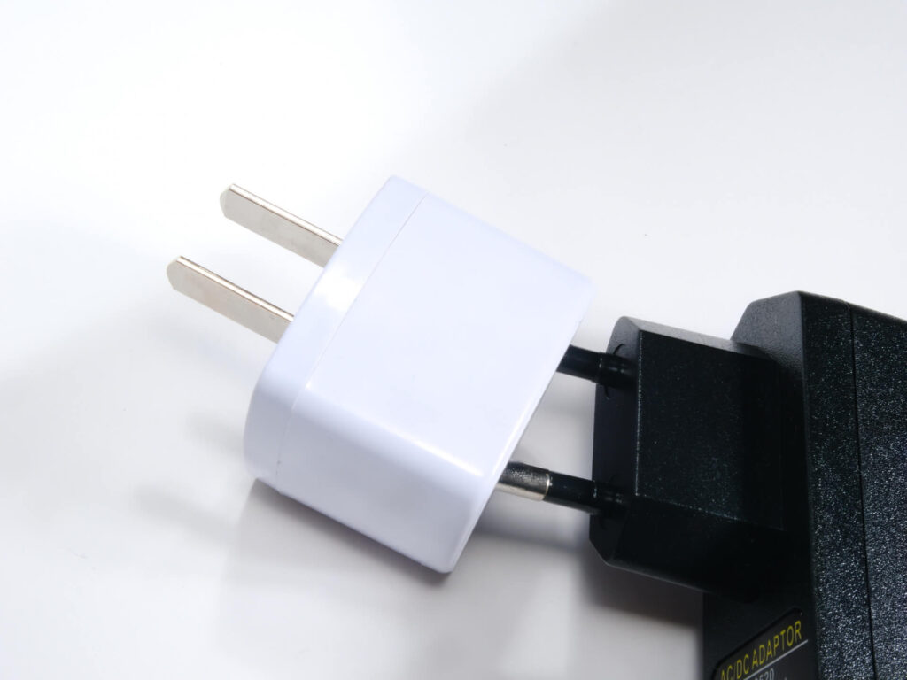 白い変換プラグに黒い充電器を差したところ