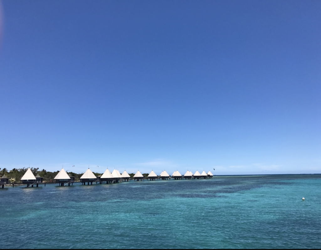 海に張り出した水上コテージが並ぶ風景