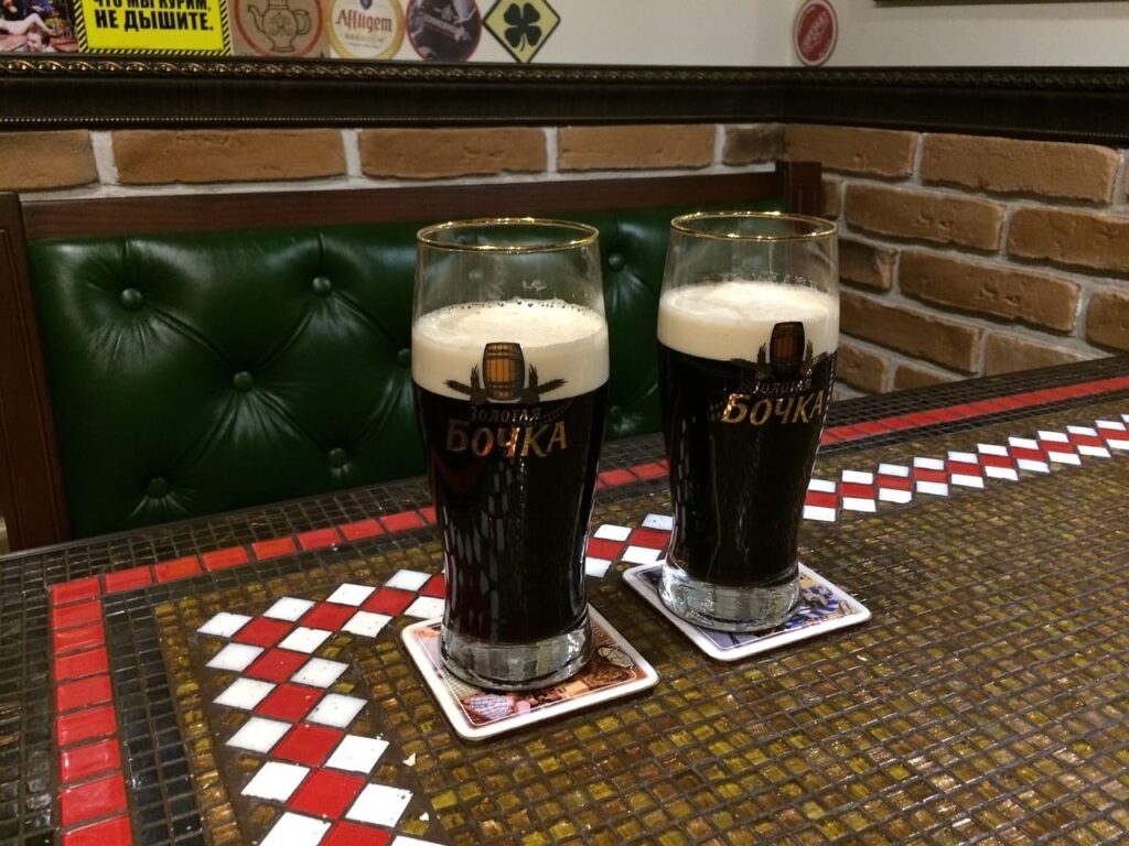 店のテーブルに置いた黒ビールのグラス2杯