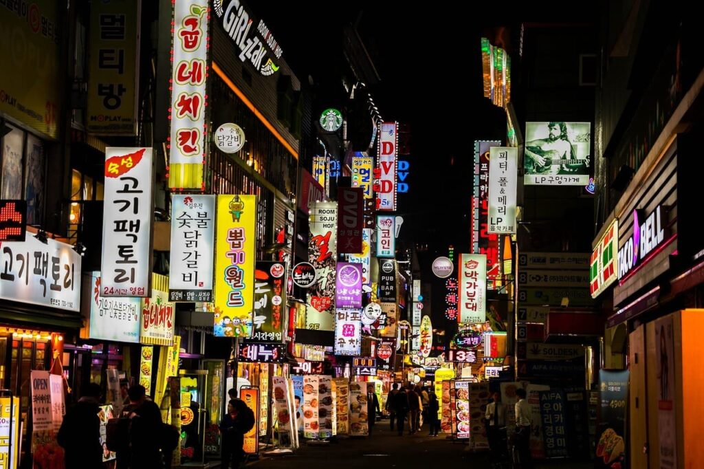 ネオン看板が並ぶ韓国の繁華街