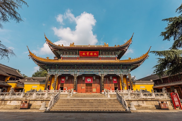 青空を背にした中国の寺院の楼門