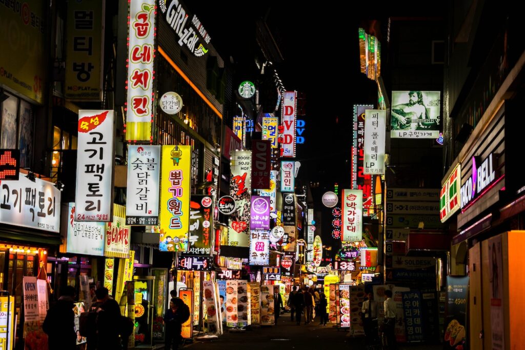ネオン看板が並ぶ韓国の繁華街の夜景