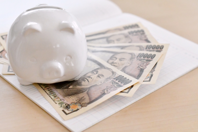 豚の貯金箱と1万円札