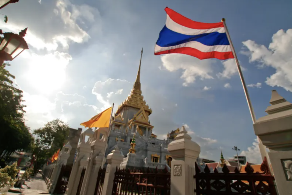 タイの寺院と国旗