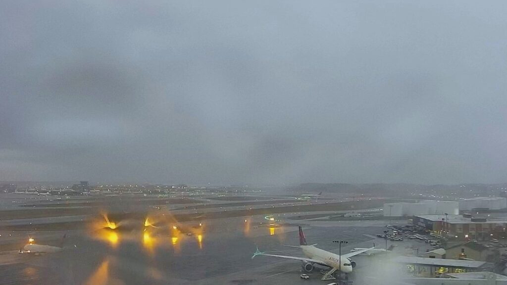 荒天の空港(ANA台風26号)
