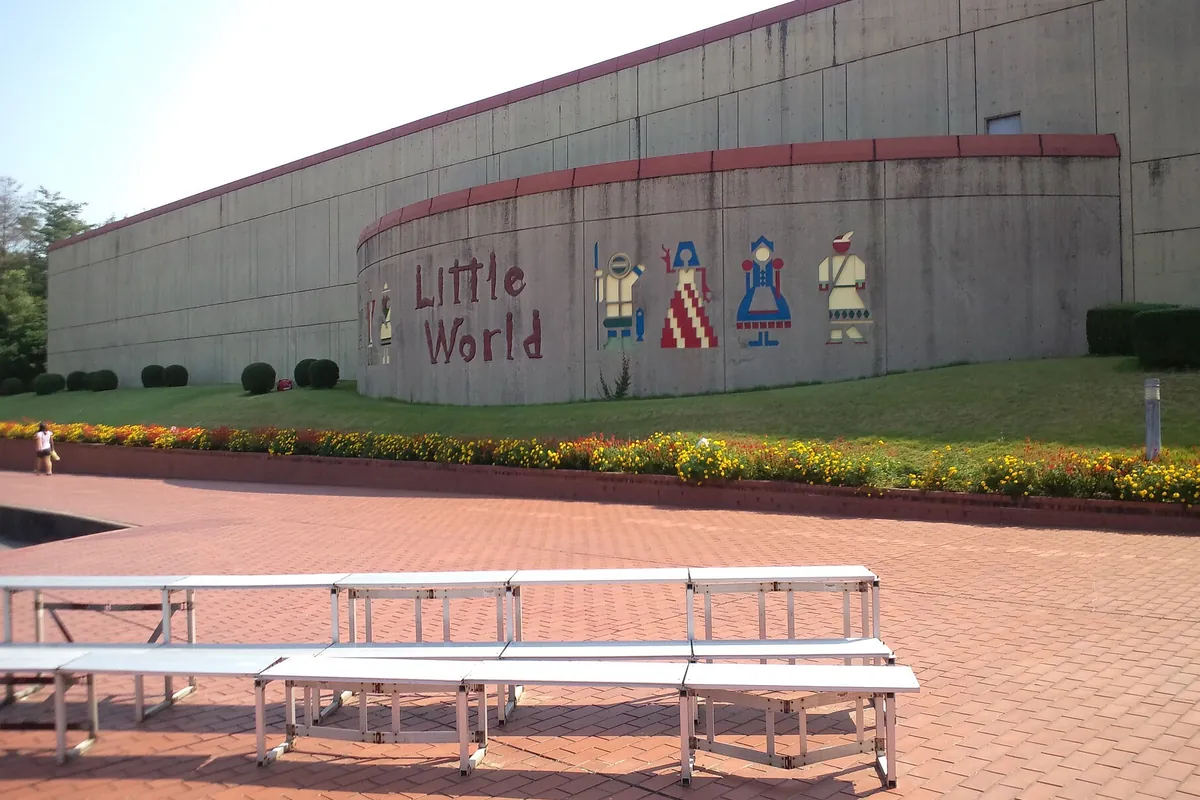 「Little World」と書かれた壁画と花壇があるリトルワールドの建物の写真