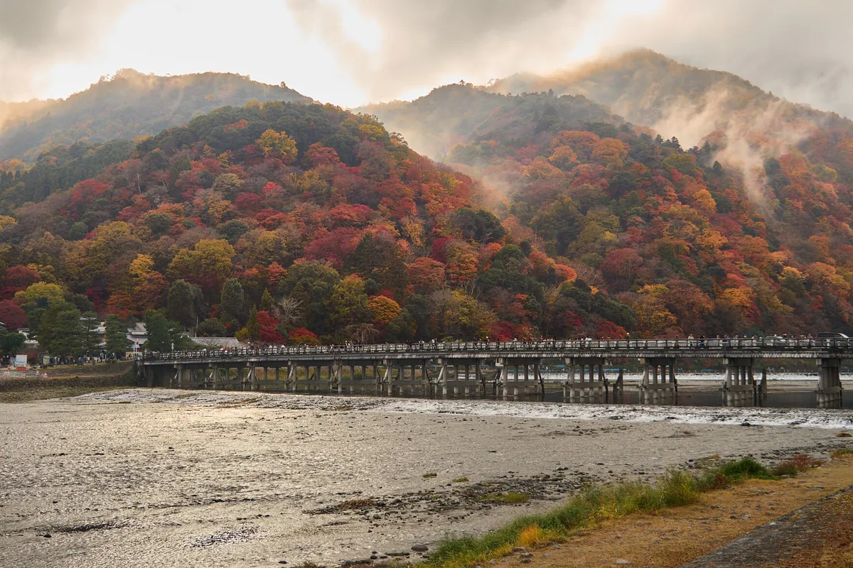 嵐山の渡月橋と色づいた山