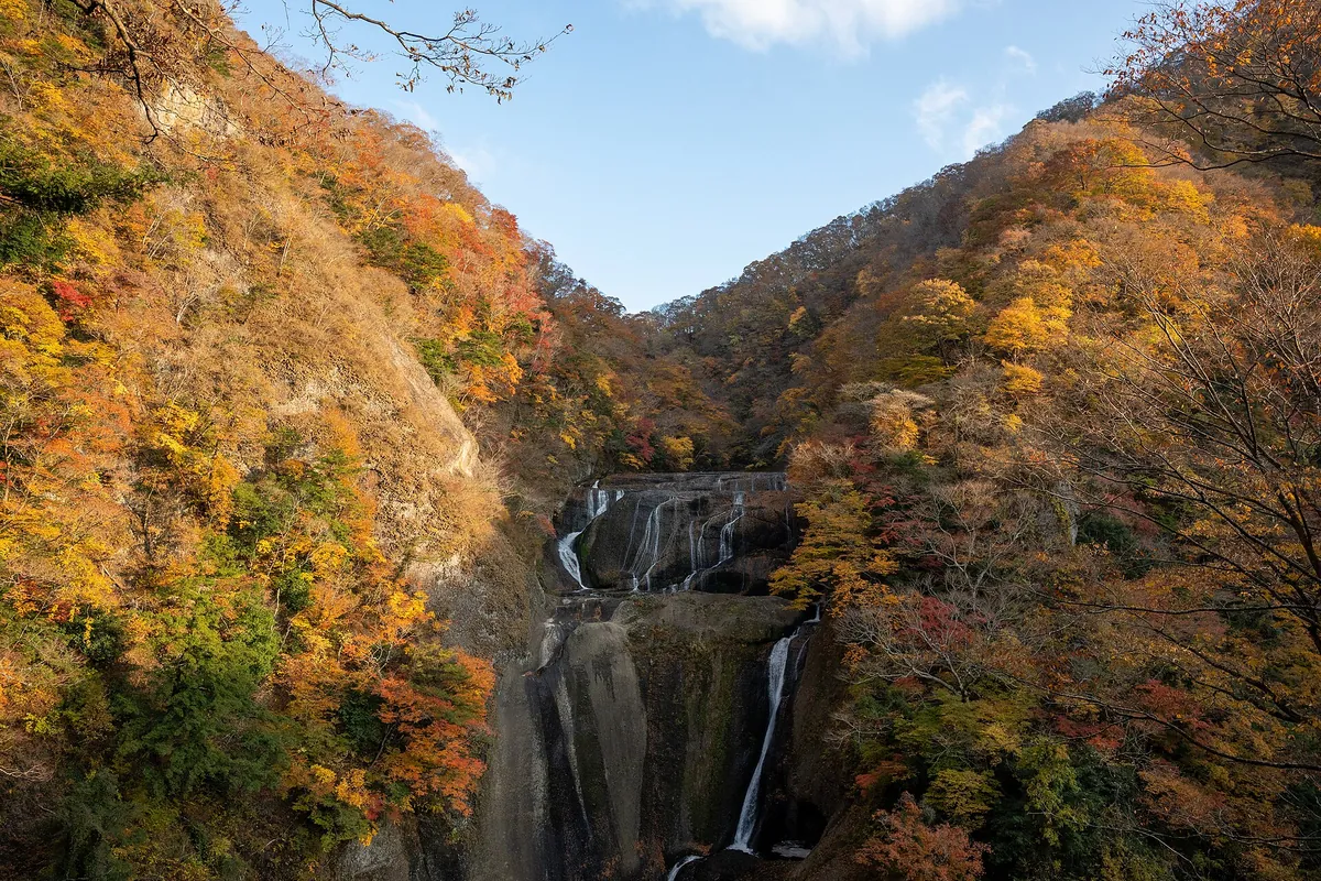 袋田の滝と両側の紅葉の山