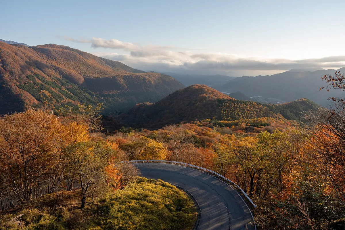日光のいろは坂のカーブと色づいた山