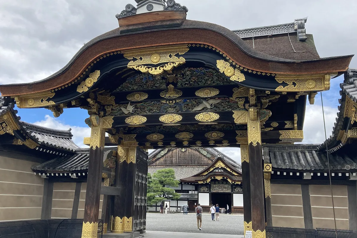 二条城の唐門を正面から見た写真で、金色の装飾がほどこされた屋根の奥に建物の入口が見える